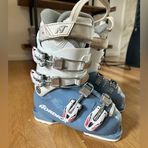 Nordica Speedmachine J4 Girls Ski Boots - Kids Size 13 (Mondopoint 19.5)